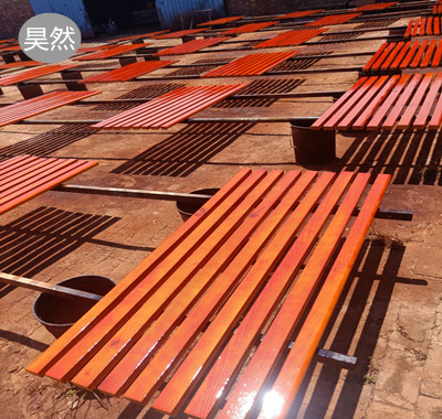 大量戶(hù)外休閑椅子面噴漆完成